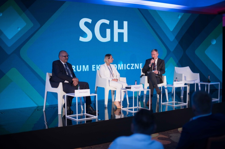 trzy osoby rozmawiają na panelu