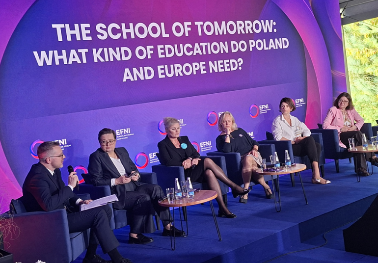 zdjęcie rozmawiających kilku osób na panelu