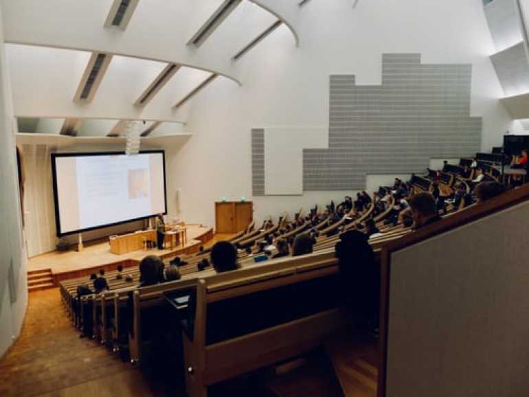 duża sala wykładowa ze studentami