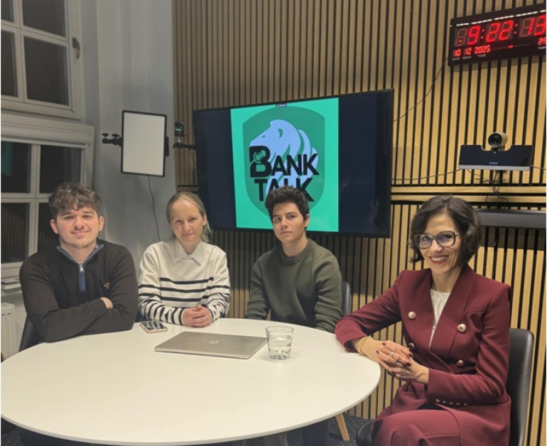 troje studentów i pani profesor w studiu nagrań przy stole