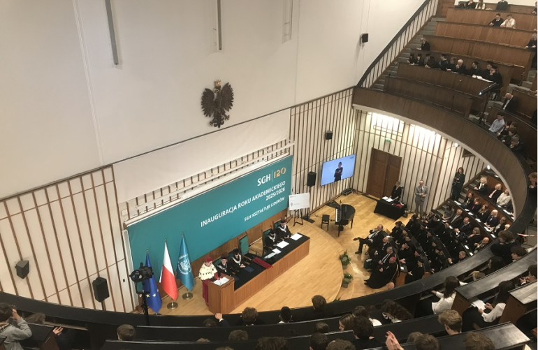 zdjęcie uczelnianej auli wypełnionej ludźmi