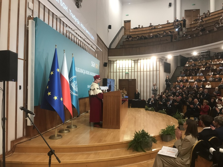 uczelniana aula wypełniona licznymi gośćmi 