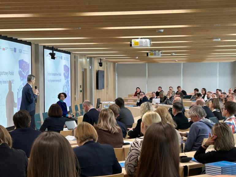 sala wypełniona ludźmi