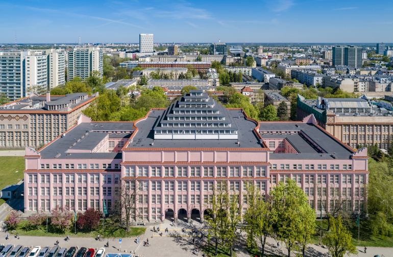 zdjęcie kolorowe przedstawiające budynek główny SGH na tle panoramy miasta.