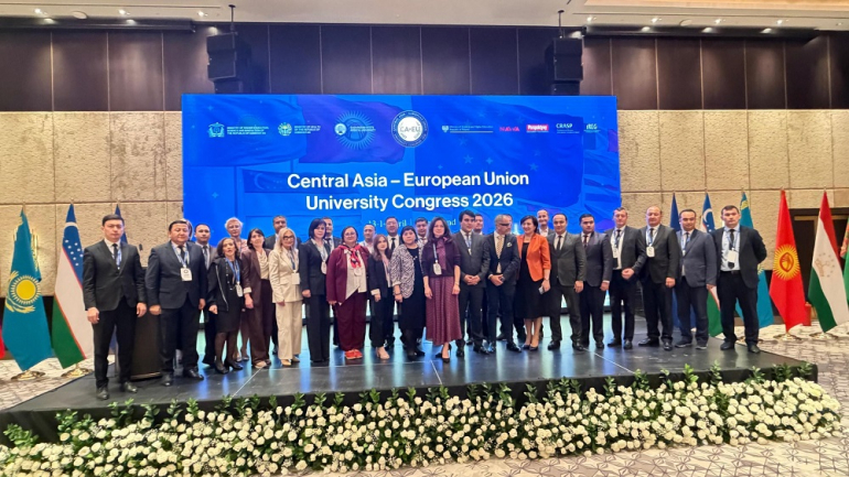 bardzo duża grupa osób pozuje do zdjęcia