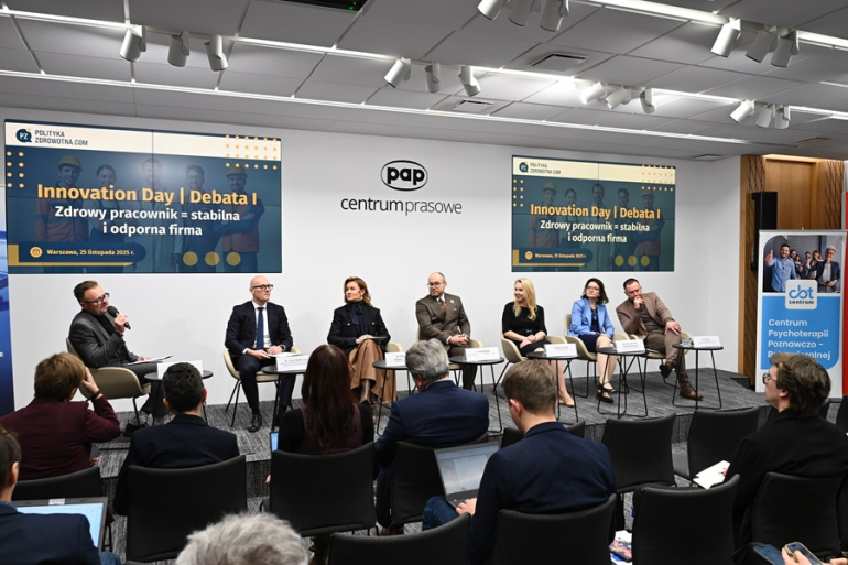 kilka osób rozmawia podczas panelu