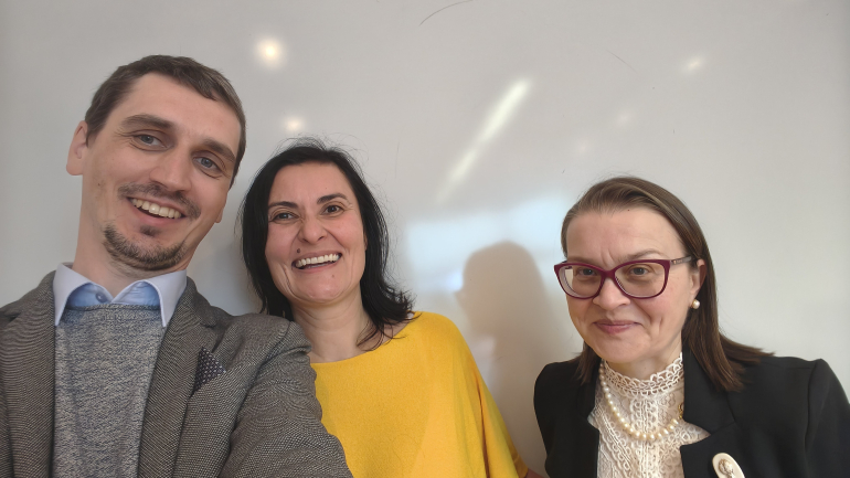 zdjęcie trojga osób